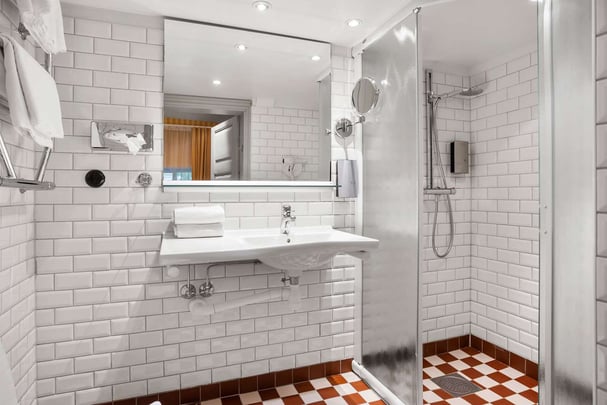 Bathroom double amp family BW Hotel Royal