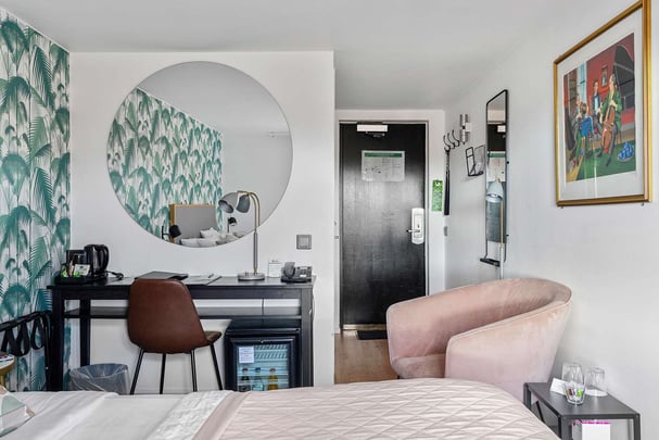 Standard Queen Bathroom BW Hotell Hudik