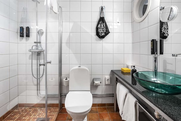 Deluxe bathroom Noble House