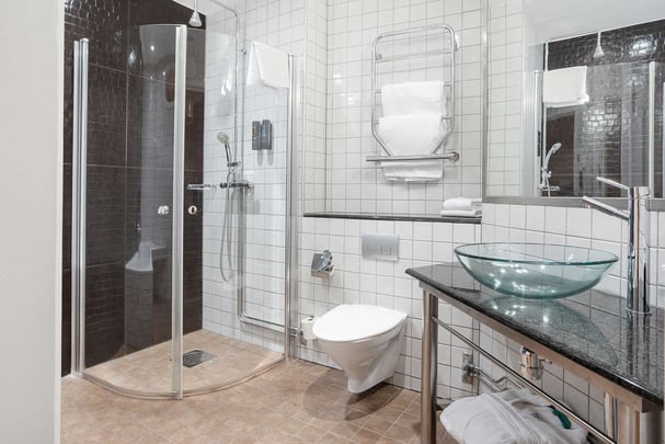 Suite bathroom Noble House