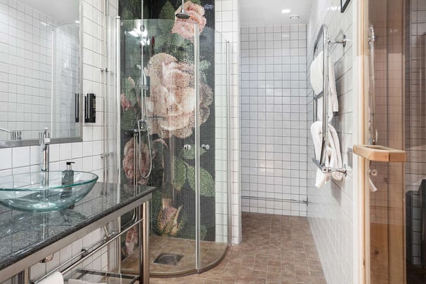 Suite bathroom Noble House