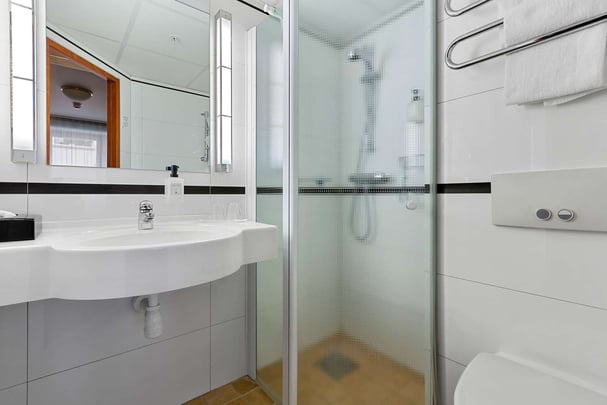 Bathroom BW Kom Hotel