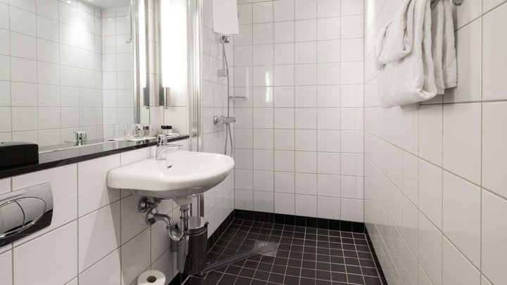 Standard Twin Bathroom