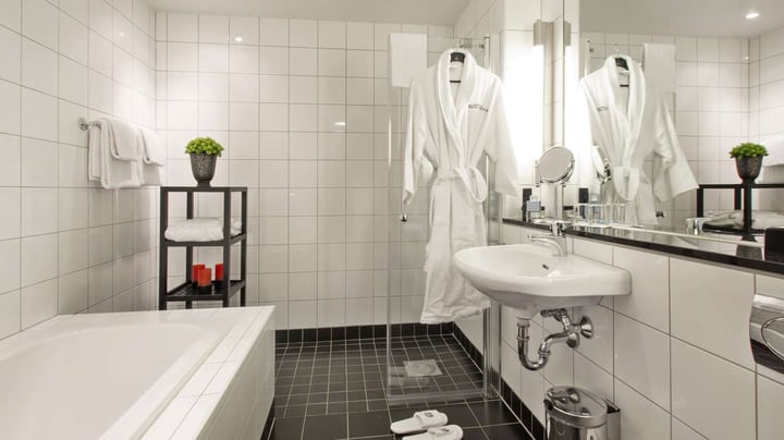 Junior Suite Bathroom