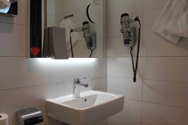 One single bed guest room - Bathroom