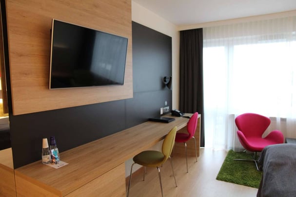 Business Room Kingsize Bed - Desk