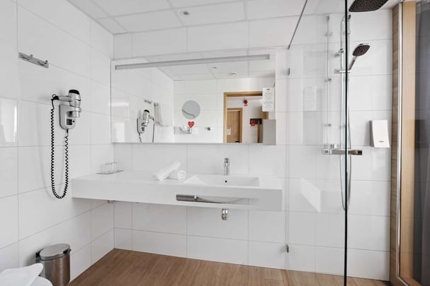 Best Western Halland King Bed bussines Bathroom