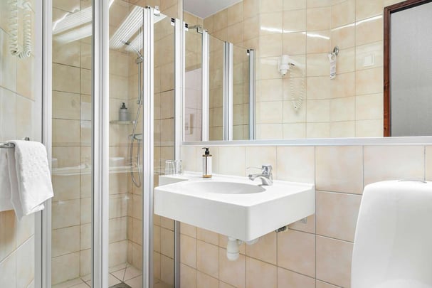 Bathroom BW Ta Inn Hotel