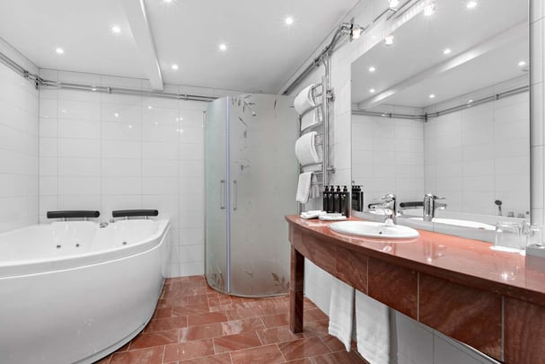 suite bathtub BW Hotell Lerdalshojden