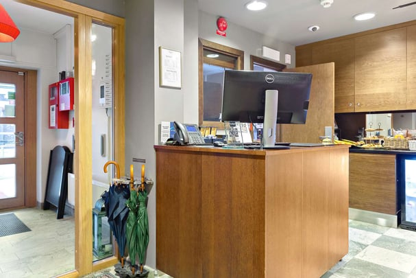 Reception BW The Public Hotel