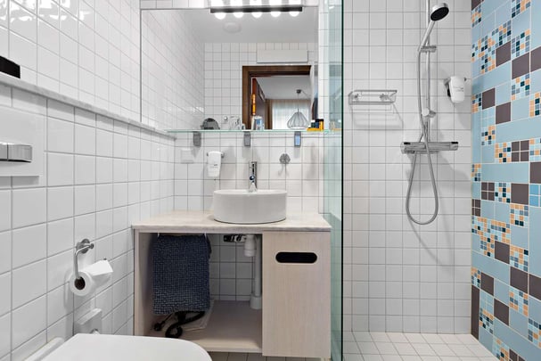 Bathroom BW The Public Hotel