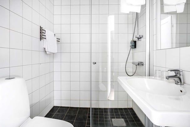 Queen family bathroom BW Hotell Karlshamn