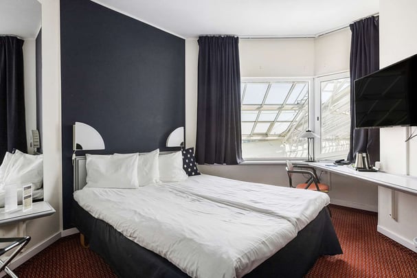 Eurostop Orebr Family room queen bed