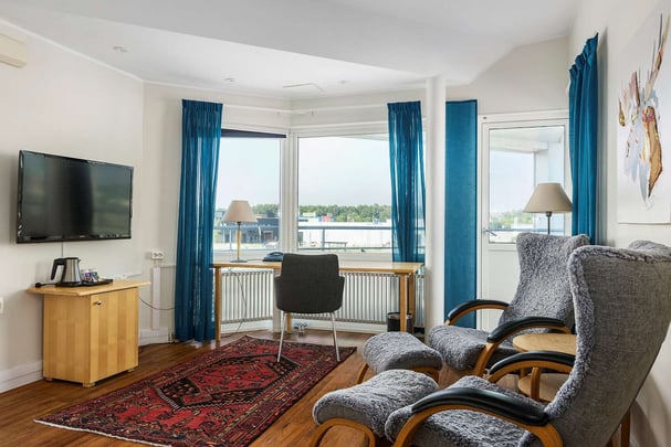 Eurostop Orebro queen suite lounge area