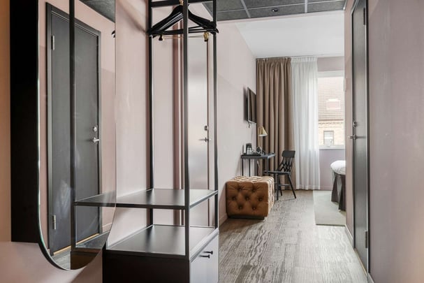 Queen Standard BW Plus Hus 57