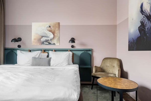 Queen Standard BW Plus Hus 57