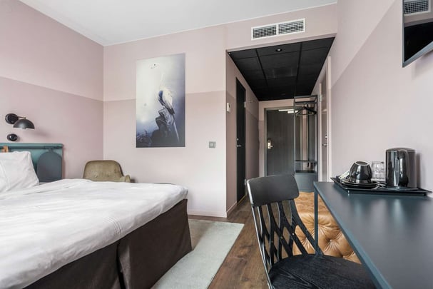 Queen Standard BW Plus Hus 57