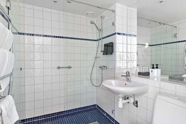 Economy tripple Bathroom Landvetter Airport Hotel