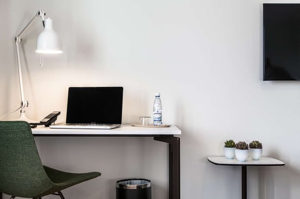 Superior Queen Desk Landvetter