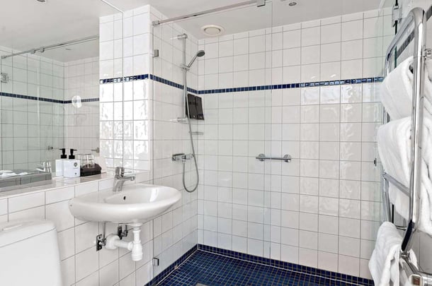 Standard Queen stairs only bath Landvetter Airport