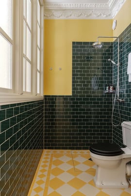 Hotel Ruth bathroom green yellow