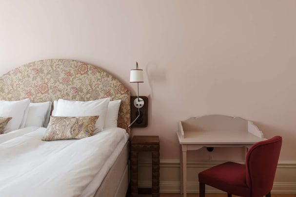 Hotel Ruth Deluxe King bed side