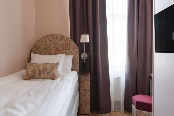 Hotel Ruth Single Room Pink