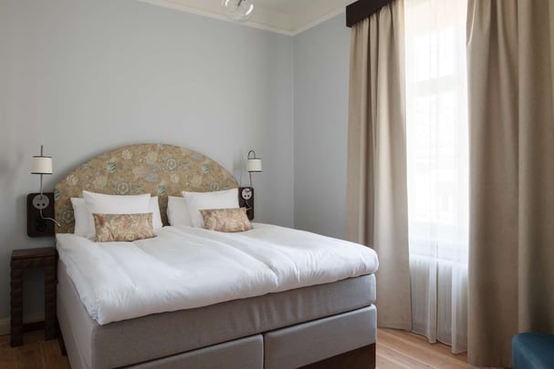 Hotel Ruth Standard King blue