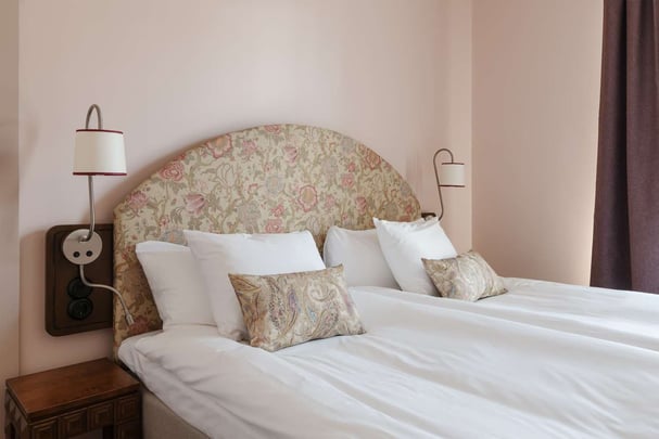 Hotel Ruth Standard King Pink