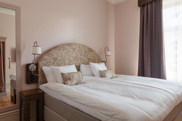 Hotel Ruth Standard King Pink bed