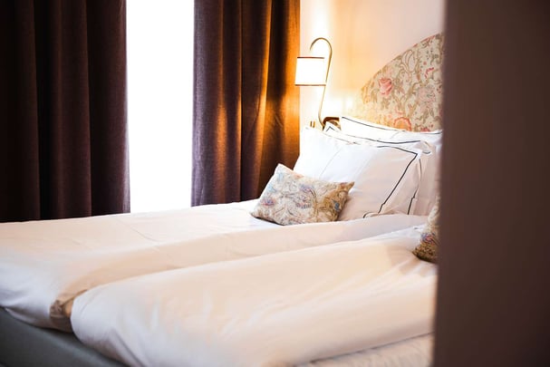 Hotel Ruth Small Queen Bed