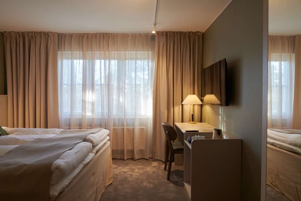 King Queen bed room window and desk