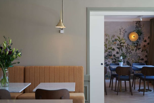 Restaurant view of chambre separe