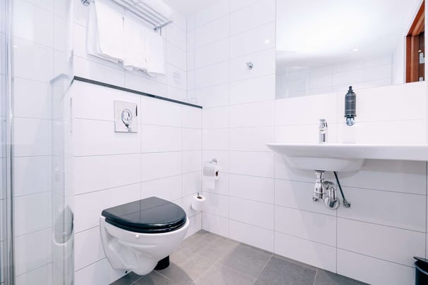 Standard King bath Ja Hotel Karlskrona