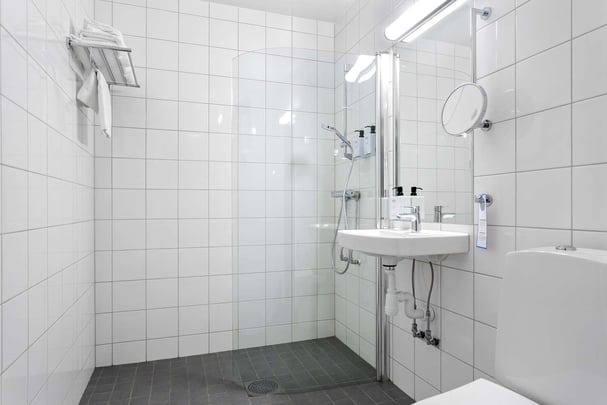 Superior family juniorsuite bathroom BW Plus Skogsh jd