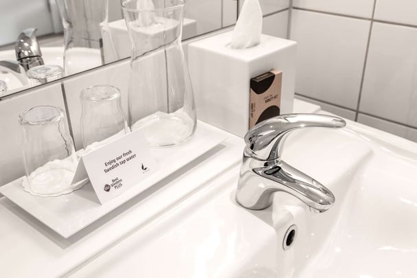 accessible room bath