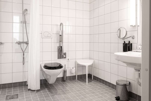 accessible room bath