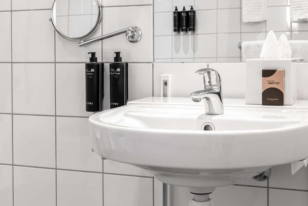 accessible room bath