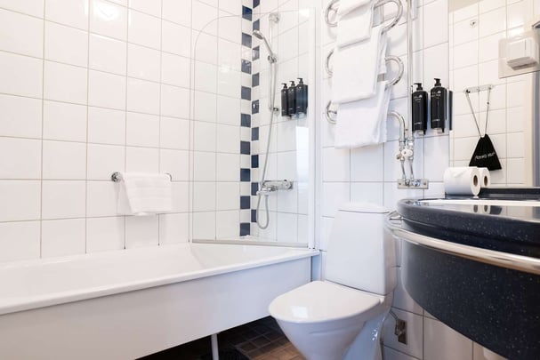Superior twin bathroom BW Plus Hotel Solna