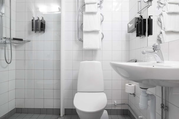 Standard queen bathroom BW Plus Hotel Solna