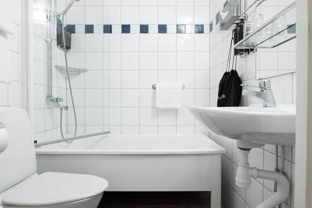 Standard twin bathroom BW Plus Hotel Solna