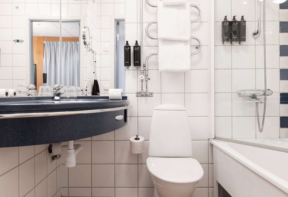 Superior queen bathroom BW Plus Hotel Solna