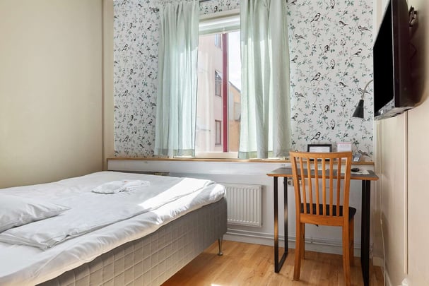 Economy Single, Queen