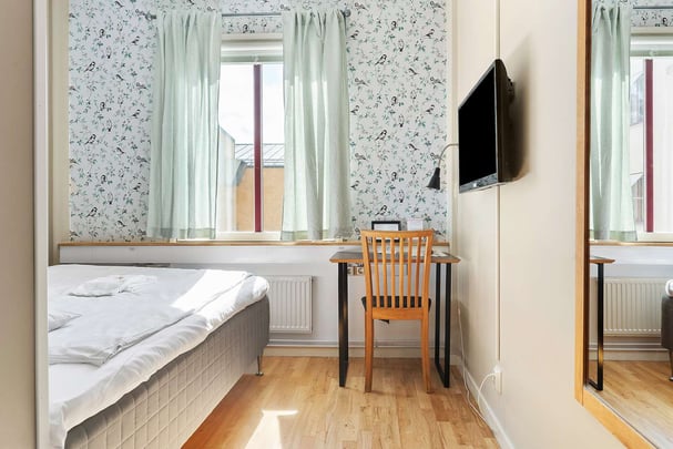 Economy Single, Queen