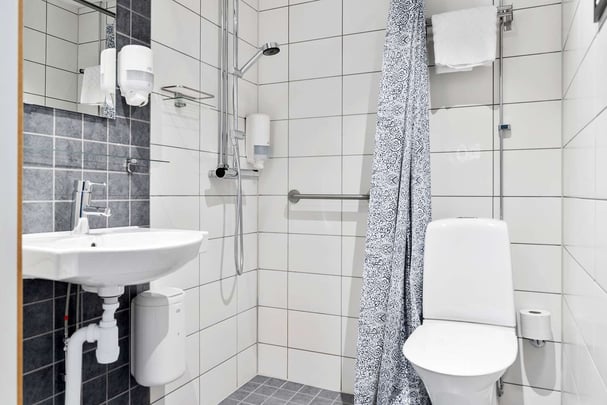 Standard King bath BW Uppsala