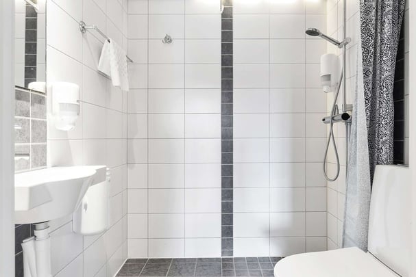 Economy twin bunkbed bath BW Uppsala