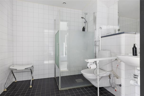 Standard king bathroom Norrkoping city