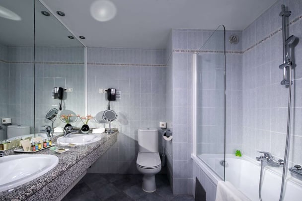 Corner Suite with Balcony - Bathroom