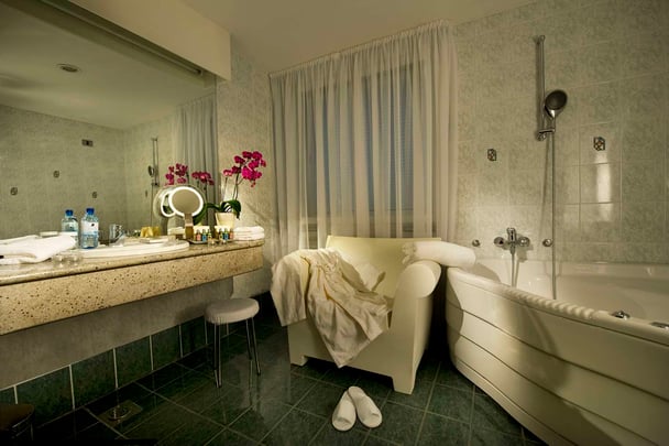 Deluxe Room - Bathroom