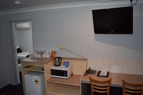 QUEEN 2 SINGLE BEDS, N SMK, 2 BBDRM, FAMRM,FRWIFI,ABLETV